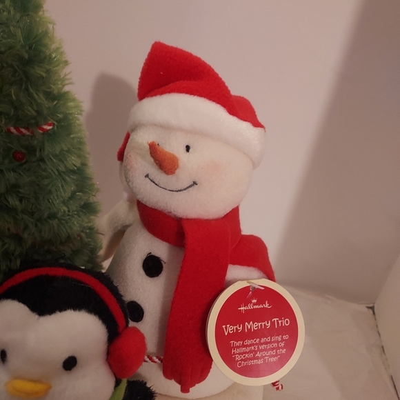 Hallmark Very Merry Trio - Dance and Sign "Rockin' Around The Christmas Tree" - Picture 5 of 16
